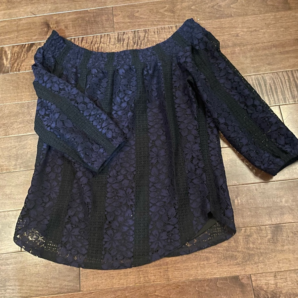 Dynamite Off-Shoulder Blouse - Picture 2 of 8